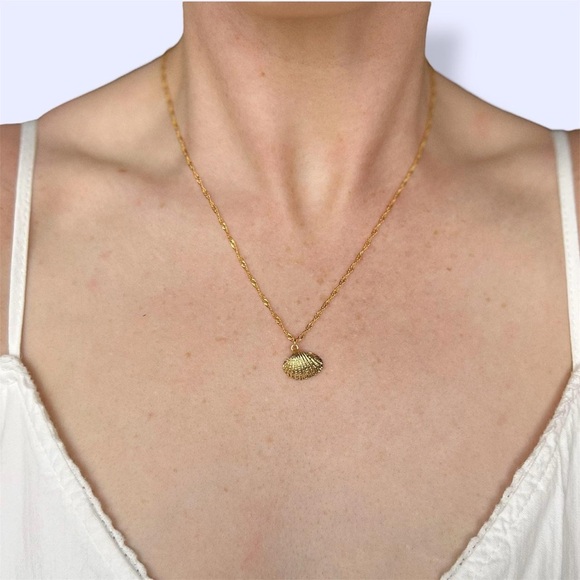 Handmade Jewelry - Gold Shell Charm Necklace 🐚